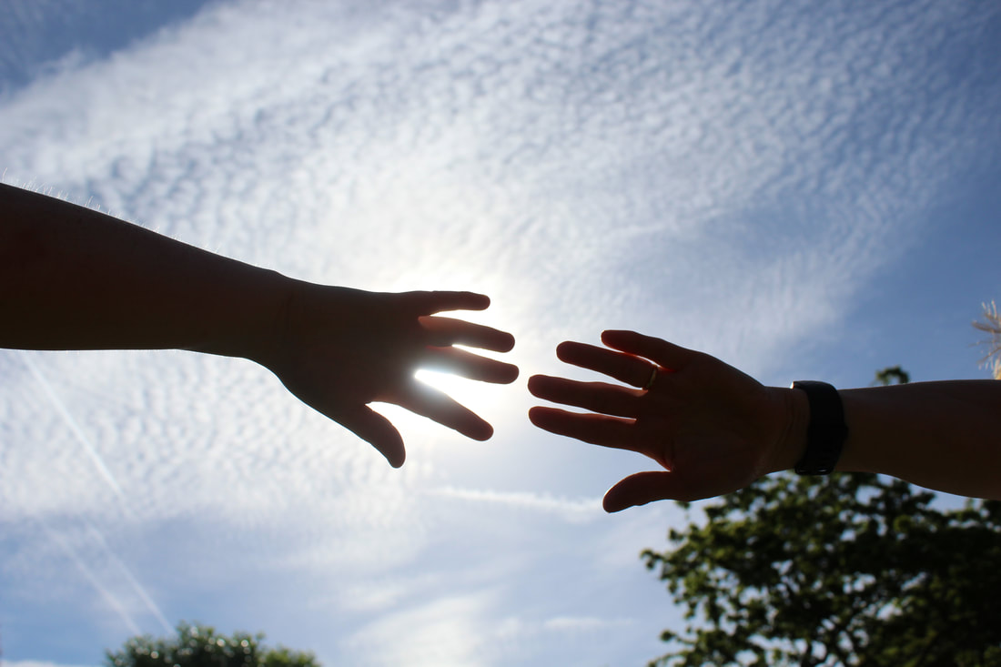 Picture of two hands against the sky © Aaron Tinney